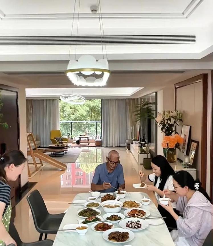大家有没有发现，狗改不了吃屎，江山易改本性难移。这些话说的都是小凤家的红姐吧？