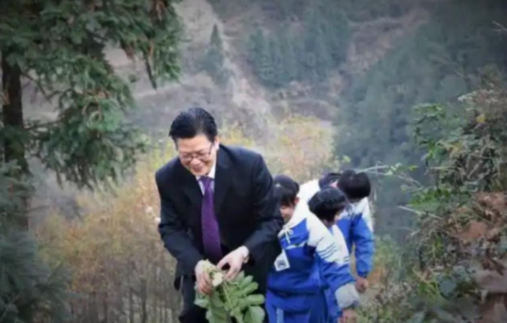2016年，杭州一校长退休，拒绝百万年薪，前往山区支教，谁知，半年后，学生就消失