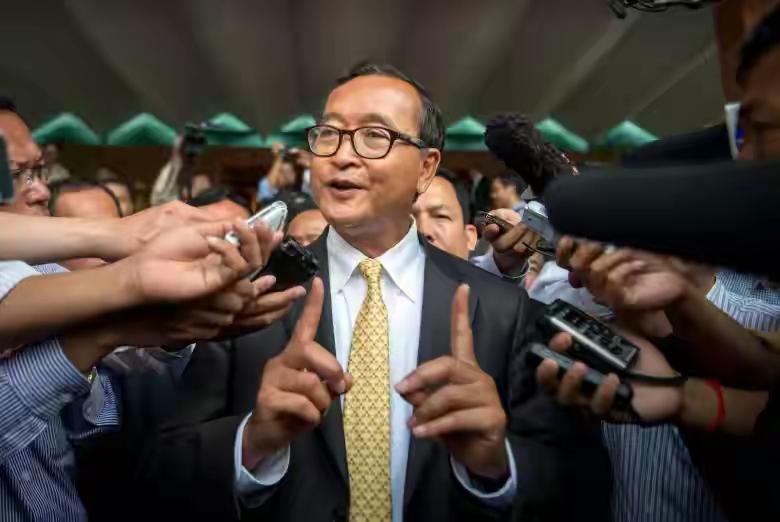 洪森亲王的老对头桑兰西比巴沙尔幸福多了。巴沙尔现在一声不吭，还两次中毒。而桑