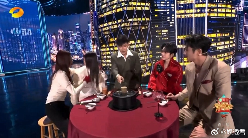 沈梦辰给薛凯琪披外套元宵晚会最戳人的不是舞台，是沈梦辰给薛凯琪披外套的瞬间！看到