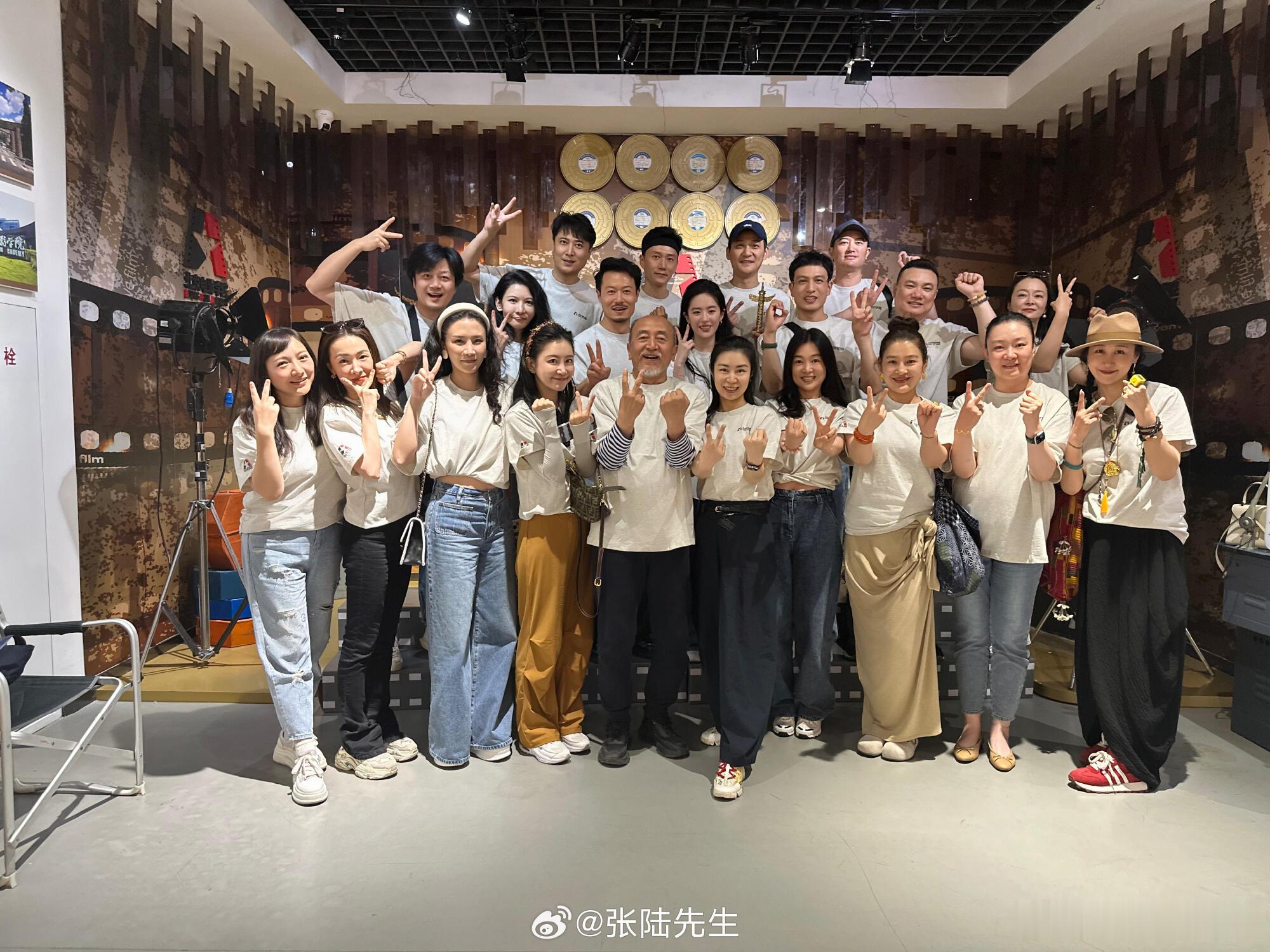 刘亦菲回北电和同学聚会物料掉落中