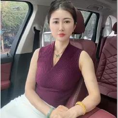 车内自拍，穿搭分享，简约优雅车后座自拍车室内自拍休闲自拍穿搭随性穿搭照日