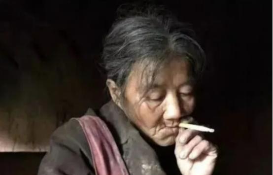 2019年10月24日，经媒体报道，在甘肃有一60岁女流浪汉住破窑洞，却每天将自