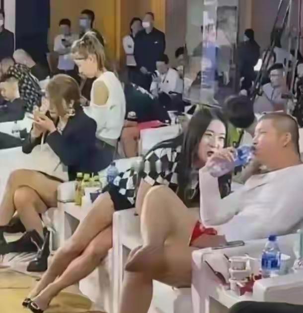 网红是网红，艺人是艺人，明星是明星，虽然三者都是靠着流量吃饭的，都需要长时间，高