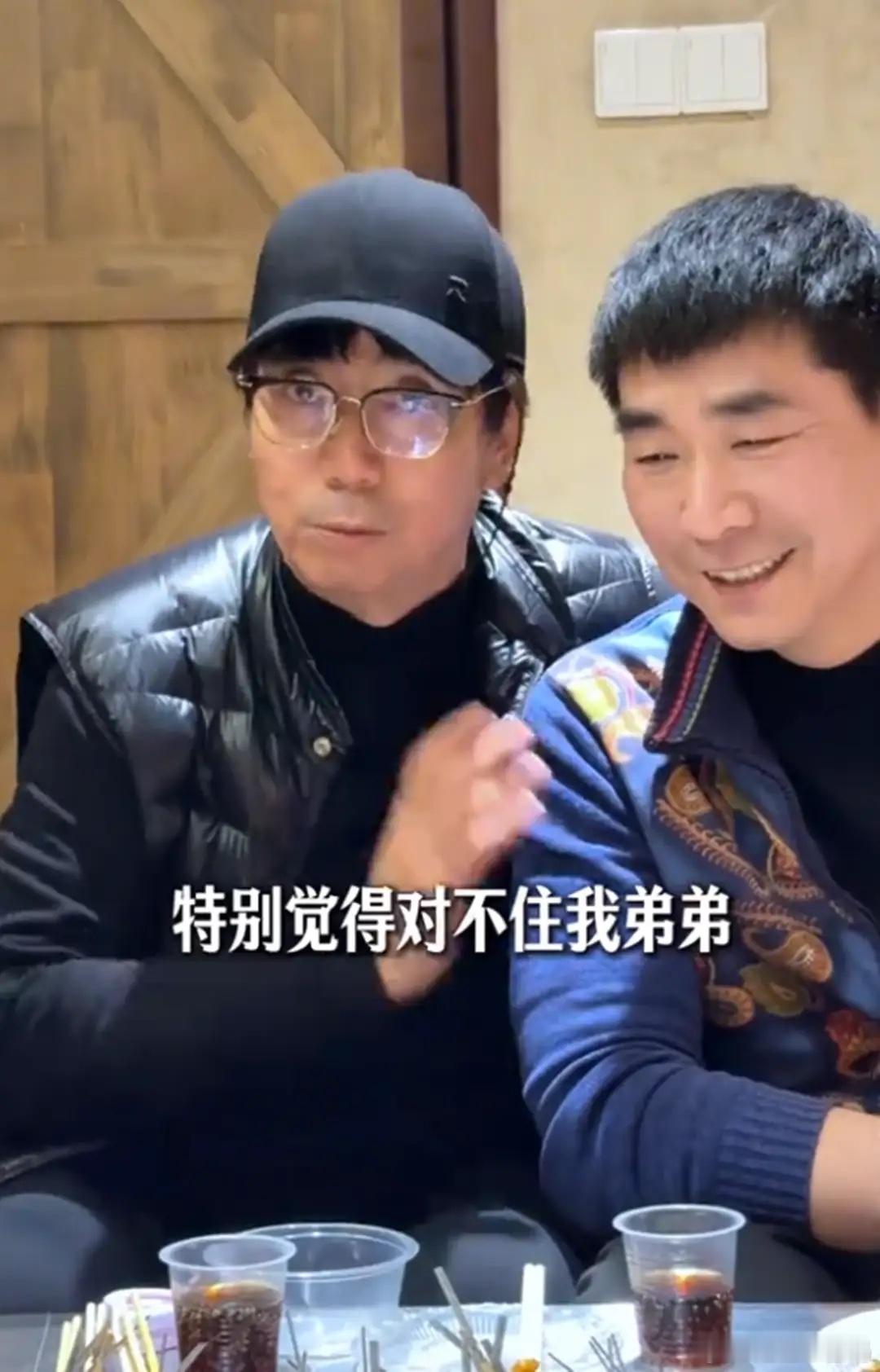 范明晒亲弟，家中兄弟仨，母亲住院9年都是弟弟照顾，称对不住他！