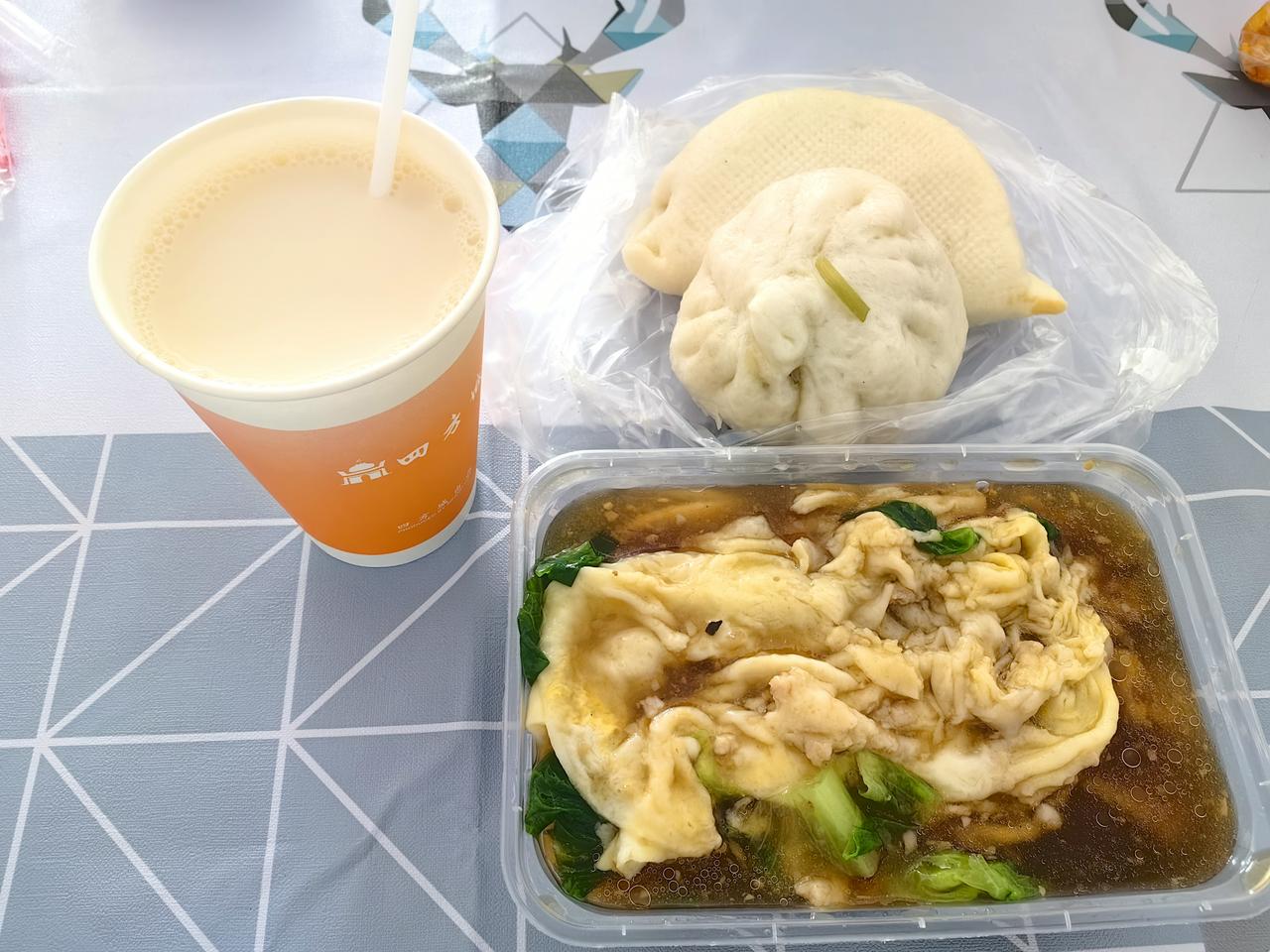 两个人的早餐，家人买了肠粉（两份）、豆浆（两份）、包子（两个），结果两个包子都剩