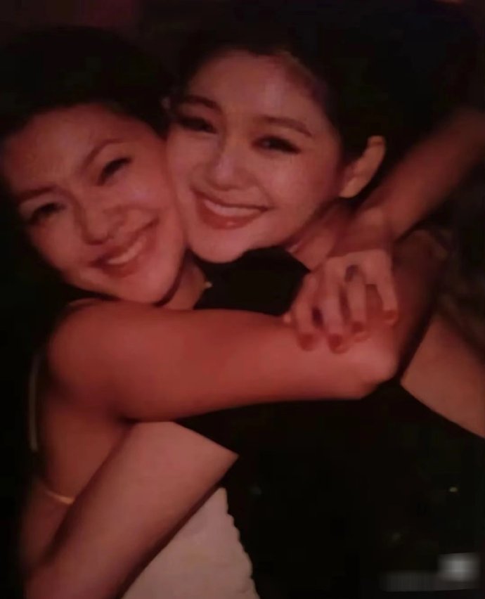 全世界最爱的人是姐姐”，俩姐妹的感情让人动容，你的离开让小S得有多难过啊​​​