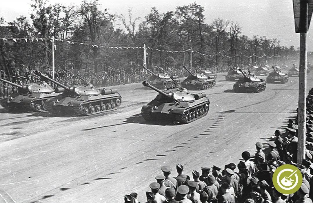 81年前，也就是1945年9月7日，柏林举行同盟国胜利阅兵，崭新的苏联IS-3重
