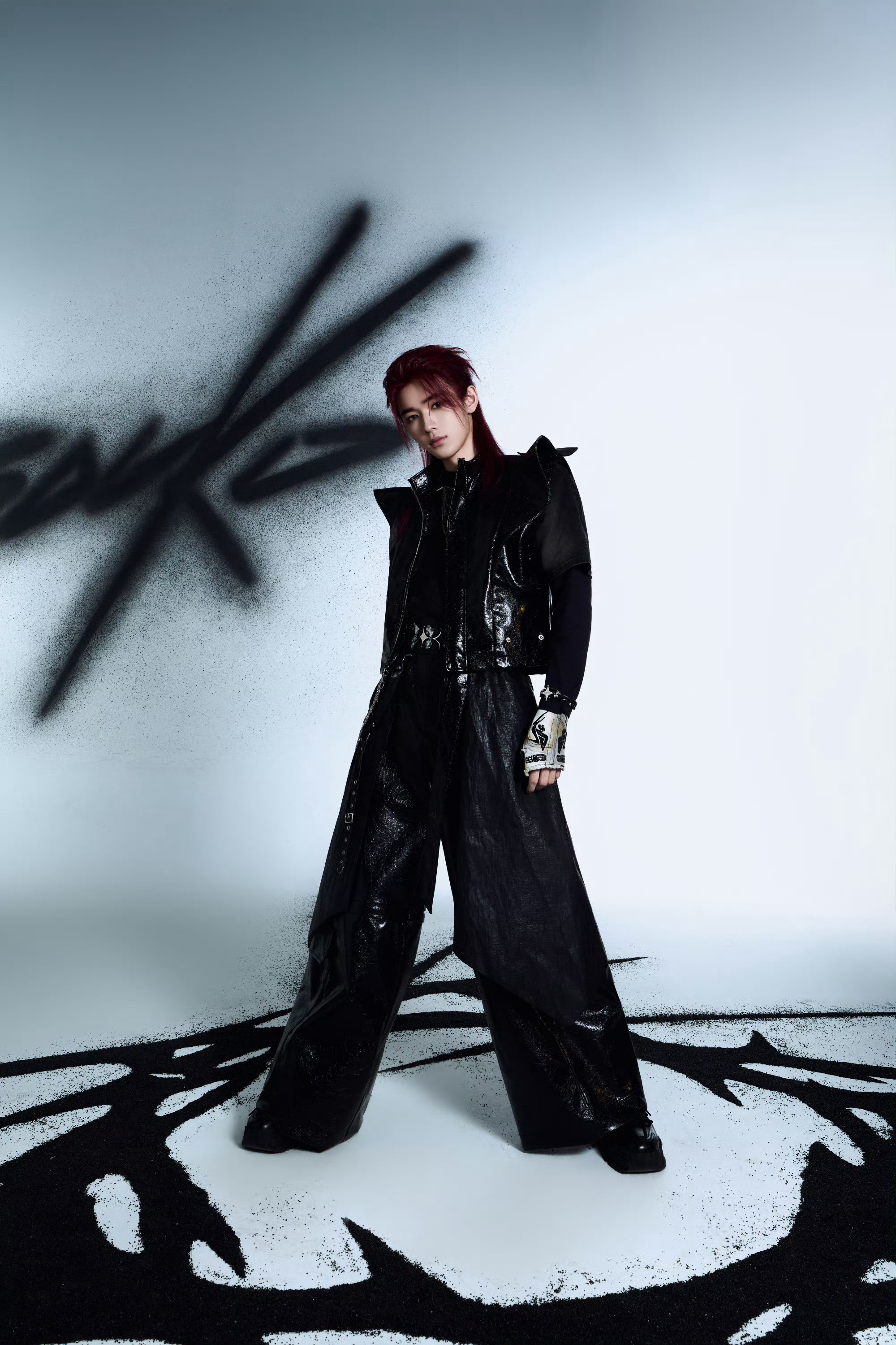 宋亚轩加冠写真大片全新加冠写真惊艳上线，宋亚轩冲破枷锁拥抱本心，每一帧都散发独