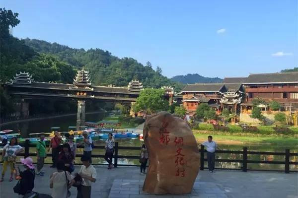 皇都侗文化村万佛山风景区位于通道县临口镇太平岩村,距离县城双江镇
