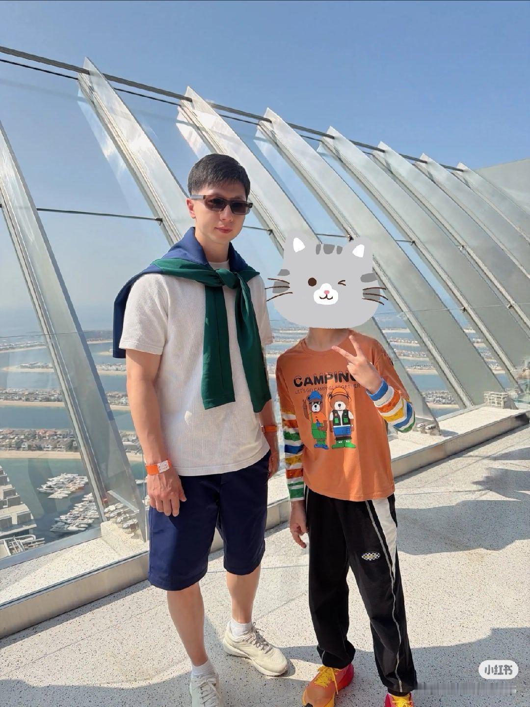 起得早就是好啊马龙帅爆了！度假风！学乒乓的小朋友遇到了马龙，好快乐吧这度假！非