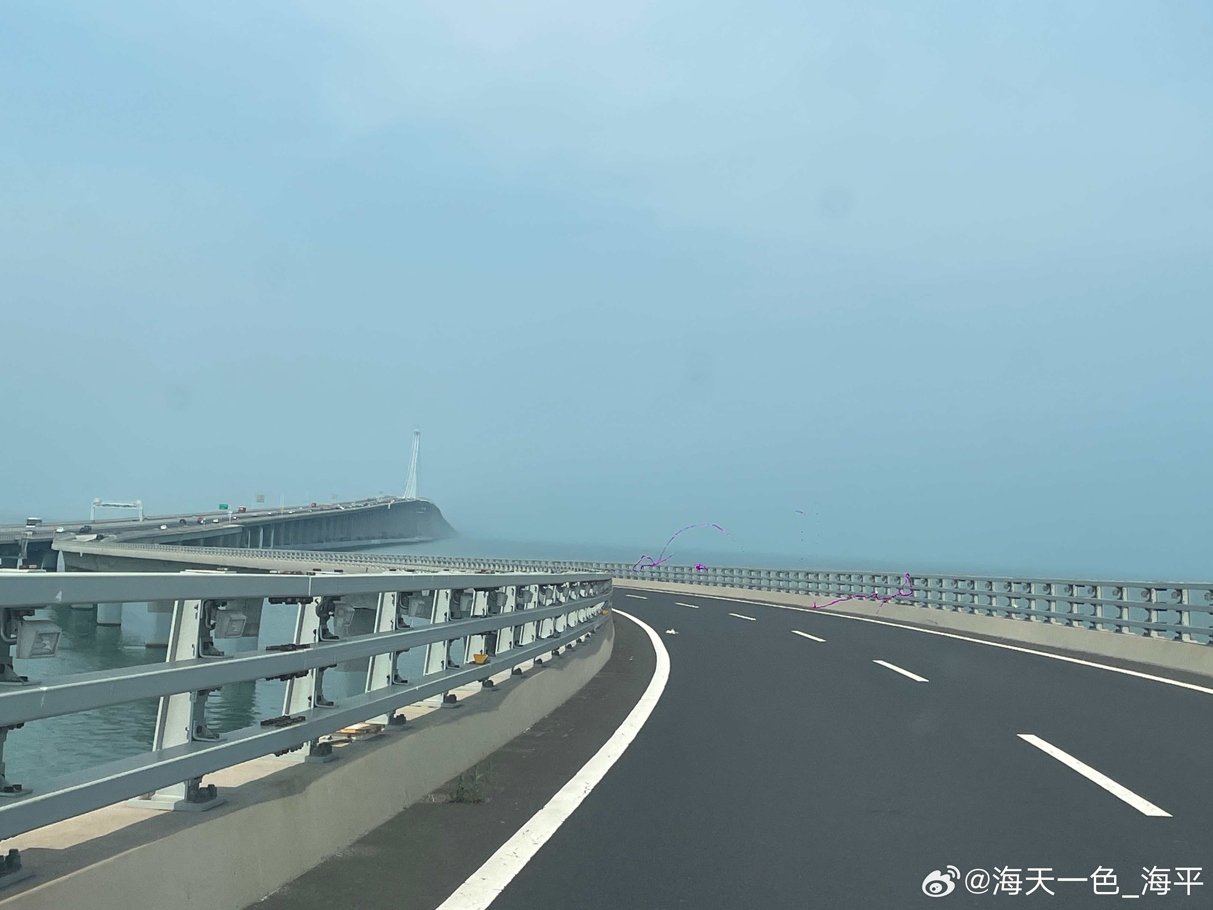 生活手记穿梭胶州湾大桥，桥身延入天际线，不愧是"海上天路"。踏海而行，爽到了！P