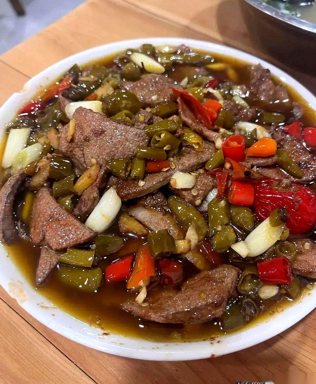 我废了一口九成新的不粘锅，才想明白一件事。四川人说“我们做菜没啥子手艺，全靠调