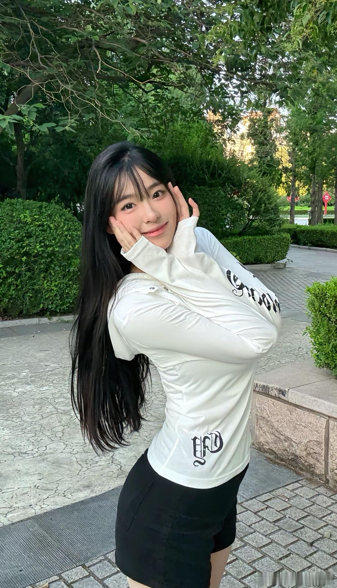 穿衣搭配白色卫衣黑色短裤肉丝美女精彩人像​​​