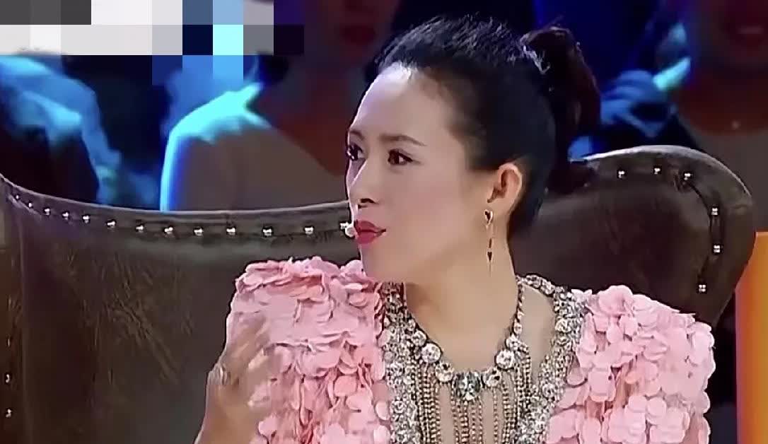 章子怡在一个节目里说：“有一场戏，巩俐姐要扇我耳光。当时戏里设定我刚出道，风头盖