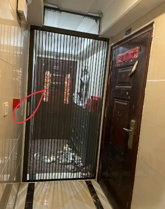 早上出门好好的，晚上回来发现邻居在公摊中间隔了一个铁栏，过道是公摊的，大家都出了