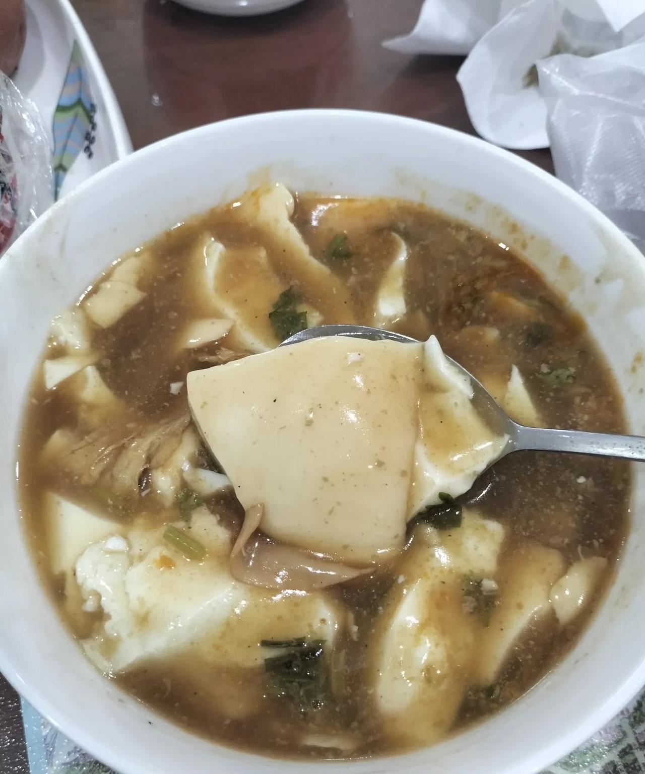 一天三顿喝老豆腐，都不烦的人，是我岳父。岳父爱喝老豆腐，一天喝三顿都不烦。这