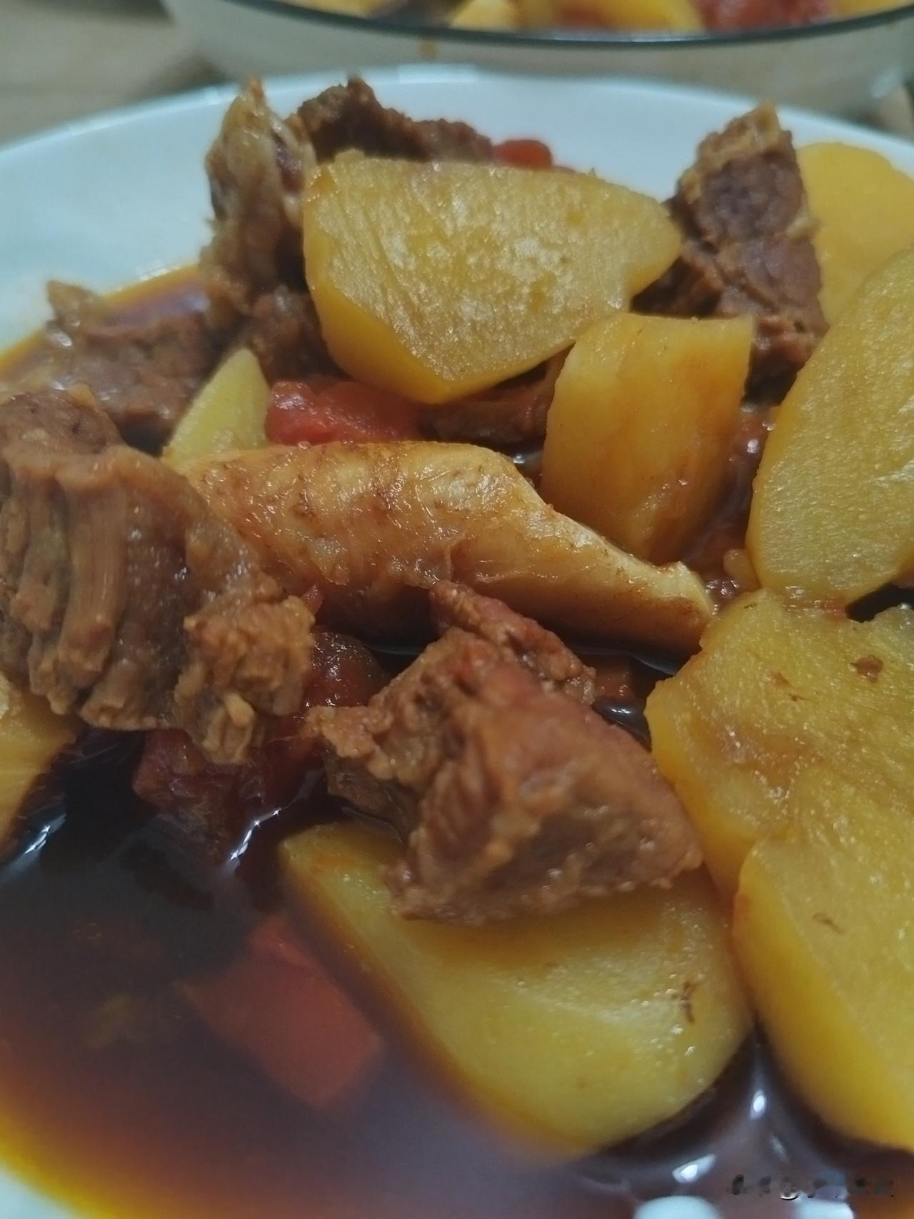 记得刚结婚不久，有一个未婚女性朋友，来我家里玩。她看了我老公的照片，认真地对我说