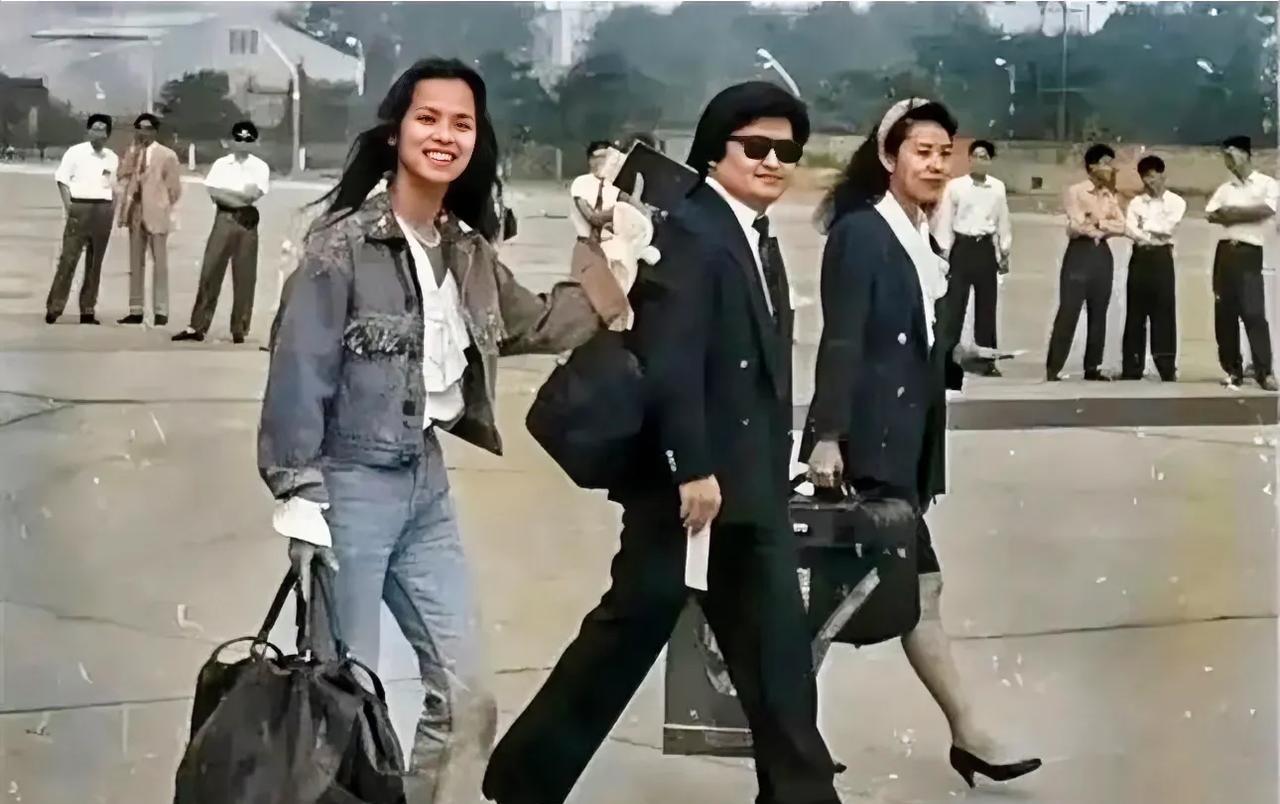 1990年，韦唯和刘欢当年亚运会期间的一张照片，感觉那时候的明星也好穷好土啊