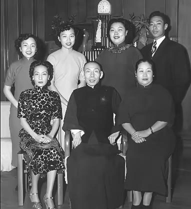 1948年，孟小冬跑来看闺蜜姚玉兰，俩人睡一张床，姚玉兰半夜偷偷溜了。进来的