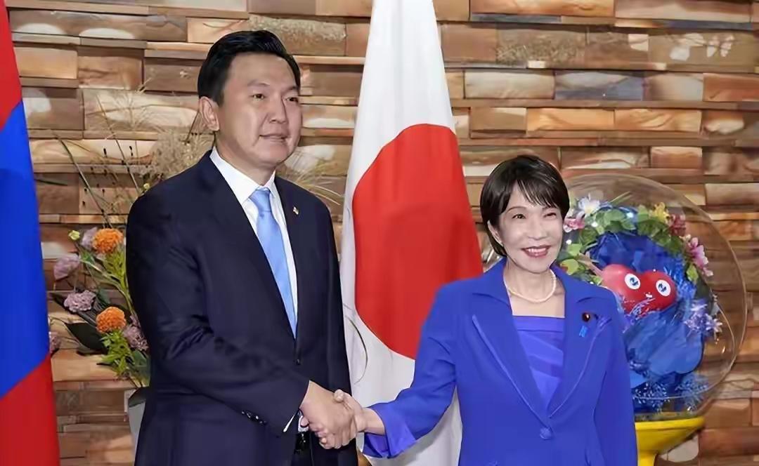 日本首相高市早苗在官邸高调接待了到访的蒙古国总理乌其尔勒，高市早苗此举可以说项庄