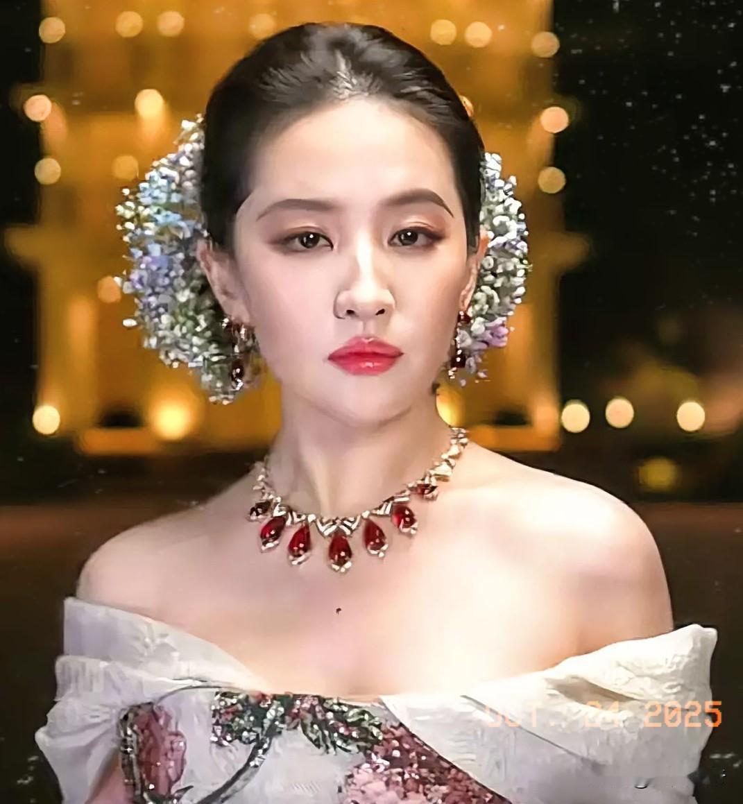面相玄学真是玄的厉害,明明刘亦菲和杨幂年龄差不多,但是,刘亦菲依然是过去看