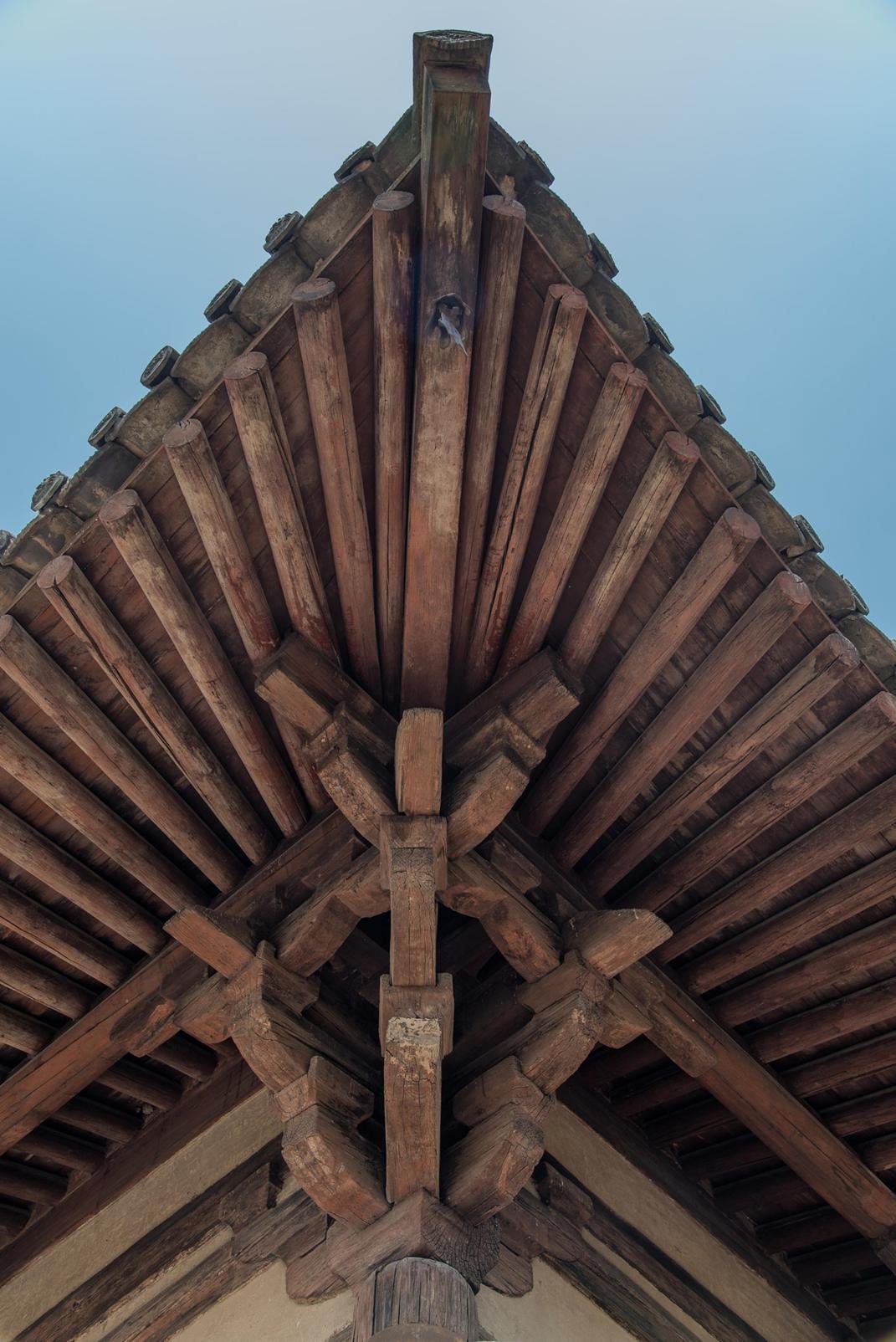 有人疑惑：中国古建筑，为什么偏偏用土和木？因为中国古代缺石头？不对，中国不缺