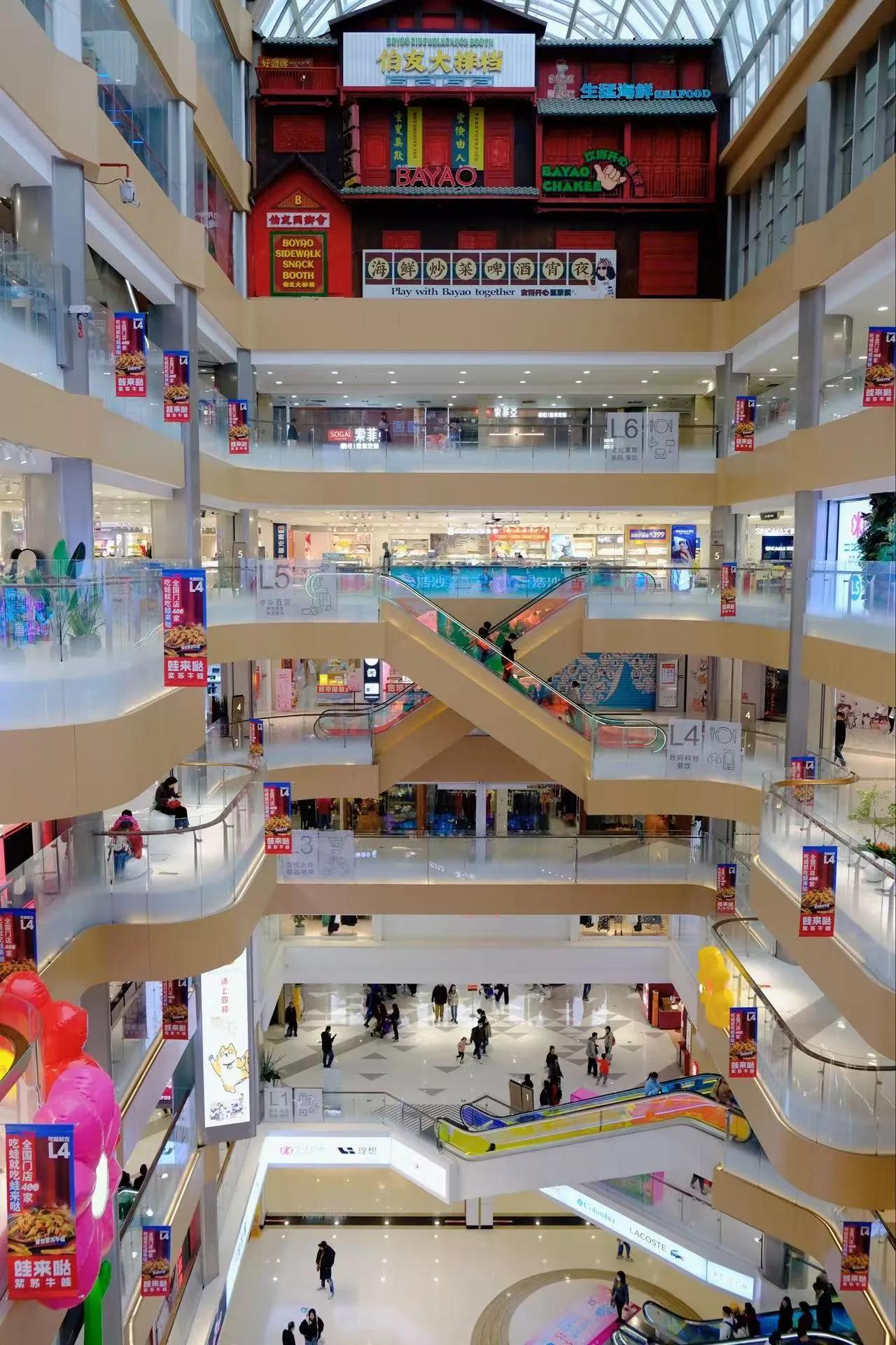 为什么商场里很多店没人去，却一直不会倒闭？ 商场里一半以上的店铺，连个试衣服