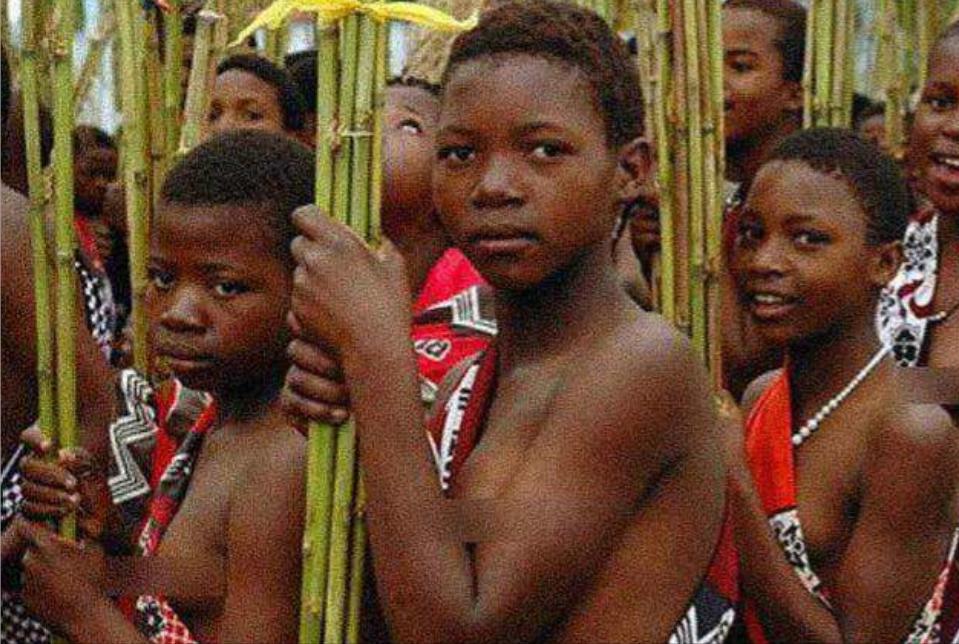 非洲有一个特别奇葩的部落，在这里未婚女子不能穿上衣，只穿短裙，这里的男人，居然需