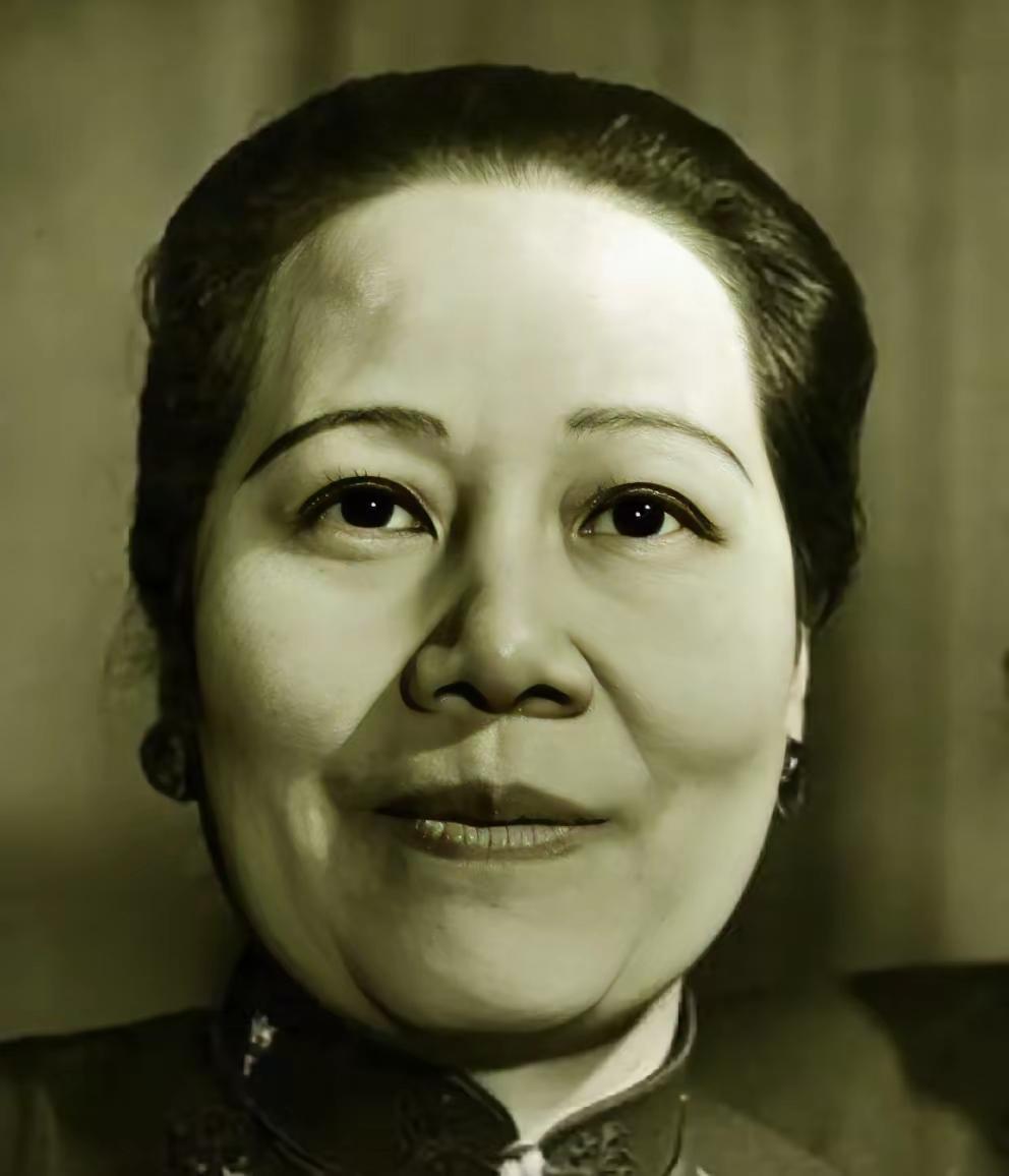 单论数学天赋，宋美龄给宋霭龄提鞋都不配。可宋霭龄的数学天赋，全都用在了捞钱牟利上