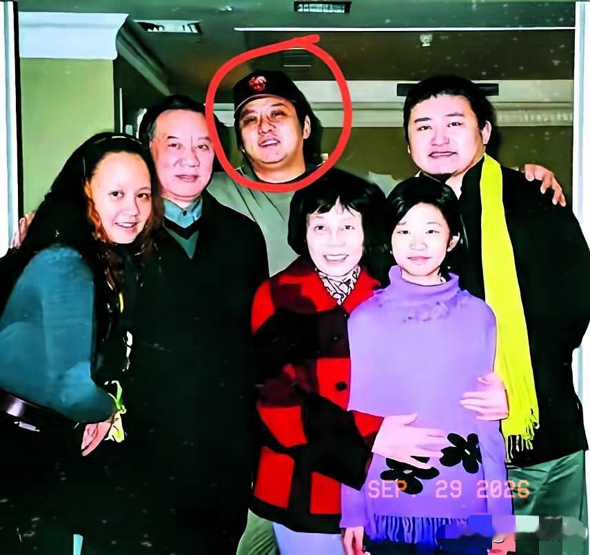 刘欢的小舅子卢璞，是妻子卢璐的亲弟弟。​​卢璞出身长沙知识分子家庭，父亲卢华芳