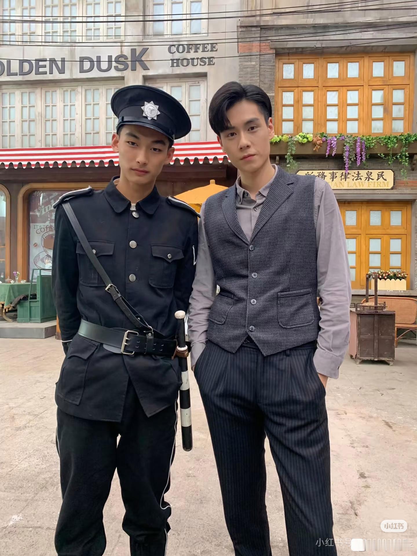 这个差距是5吗？一个自报183，一个自报188胡一天跟群演
