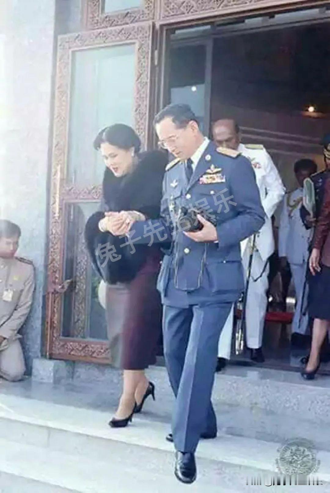 不管是老国王还是女王，即使他们的另一半出轨，他们也依然相伴到白头。大概原配更愿意