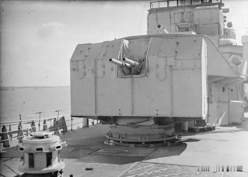 英军“麦凯”号驱逐舰上的双联6磅炮1943年8月，英国海军“麦凯”号（HMS