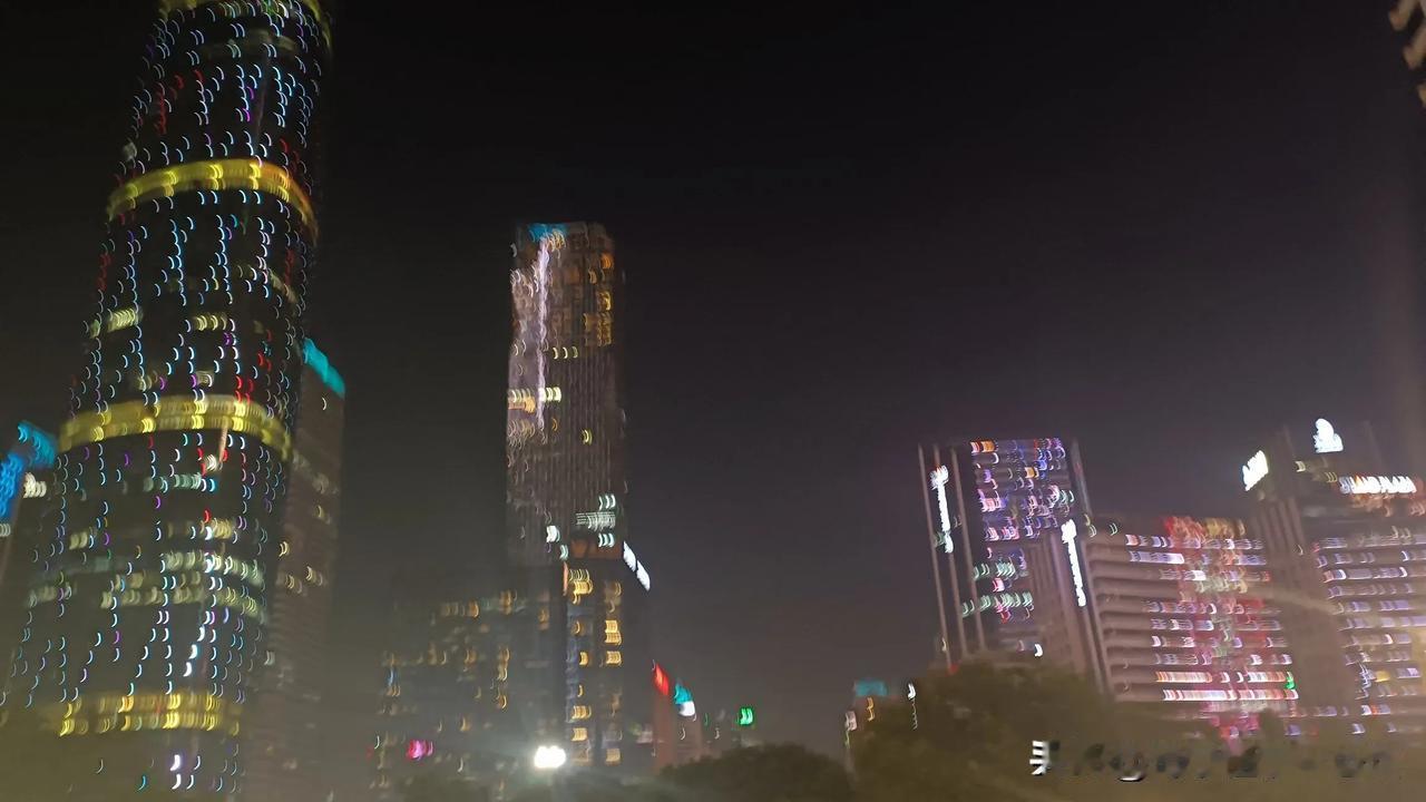 广州西塔，也就是广州国际金融中心。它的诞生和广州的城市发展需求紧密相关。随着广州