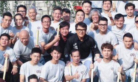 1990年，成龙带着他的成家班在摩洛哥拍戏，兄弟们要求涨工资，导致这部《飞鹰计划