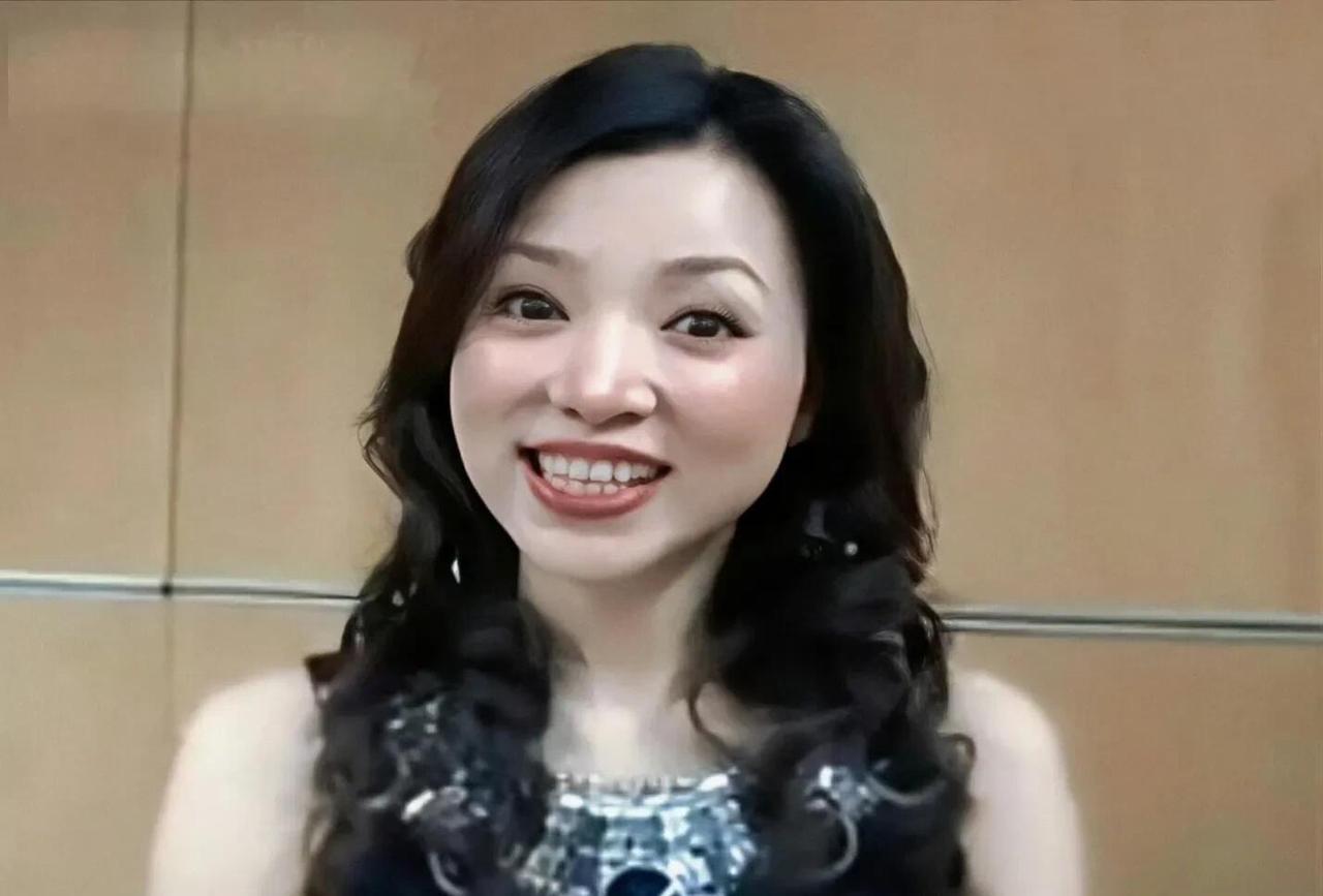 原来她年轻的时候也是长得一般般，跟美女两个字怎么也是沾不到边的，只是后来年龄大点