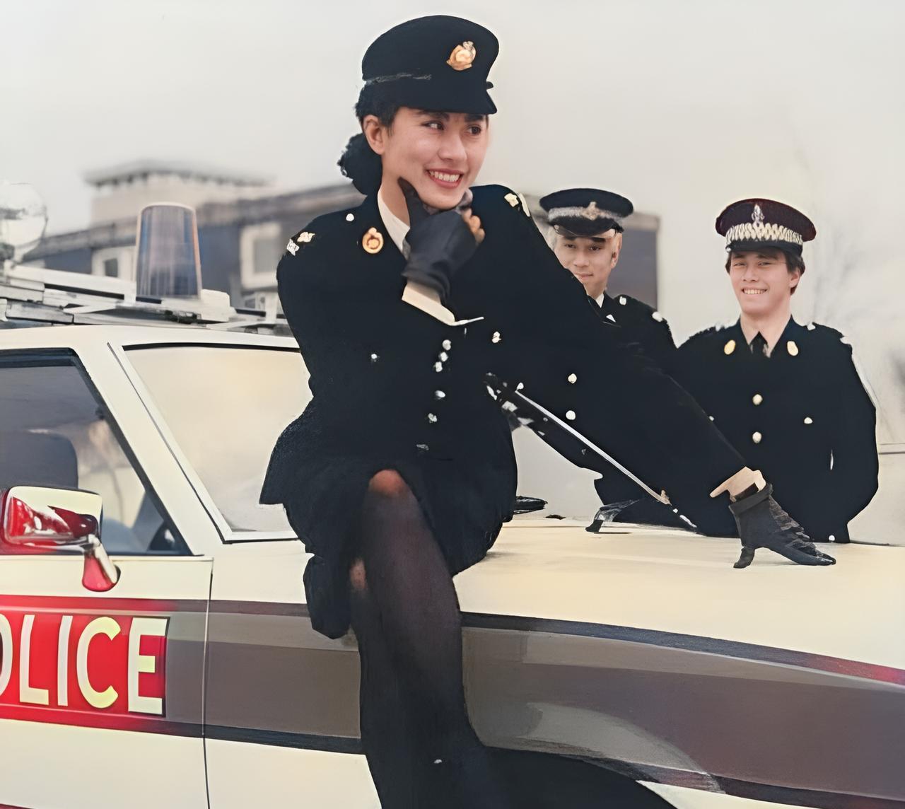 这位坐在警车上，颜值极高的女子曾在1980年的香港小姐比赛中获得亚军的好名次。她