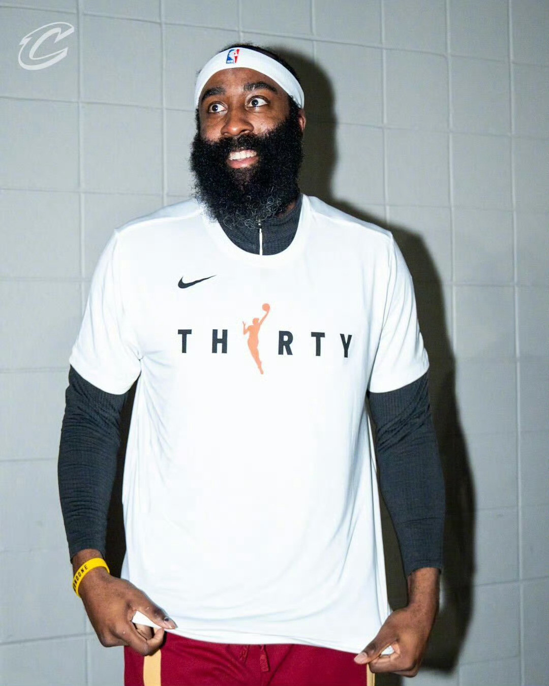 本赛季哈登合计出战70场比赛，场均出战34.8分钟能交出23.6分4.8篮板8.