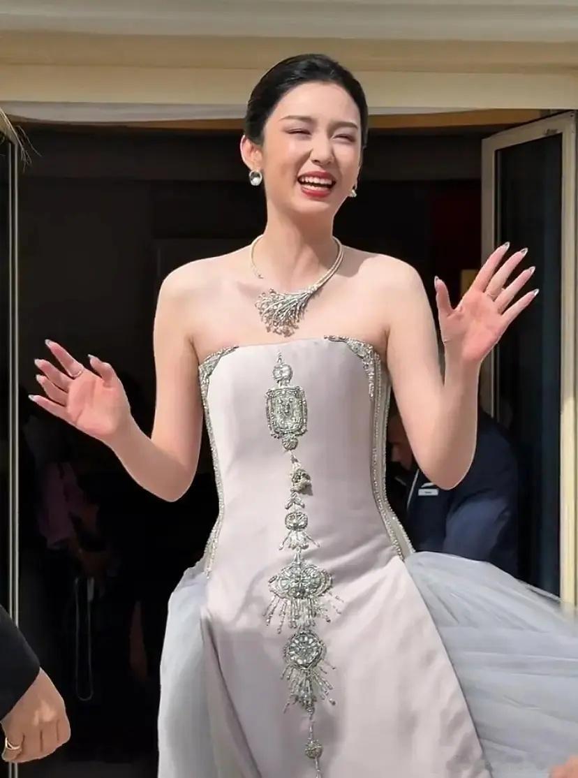 看看小仪子和小也子谁今天的状态更好