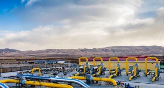 沙俄割走一百五十万平方公里，中国人记了一百多年，可今天，俄罗斯的油，中国的路；俄