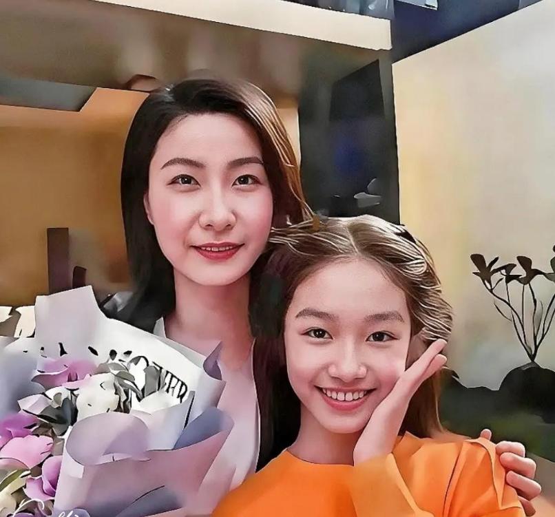 霍家12岁千金第一次露正脸，网友炸了：这不是郭晶晶，是朱玲玲本人。照片里的小姑