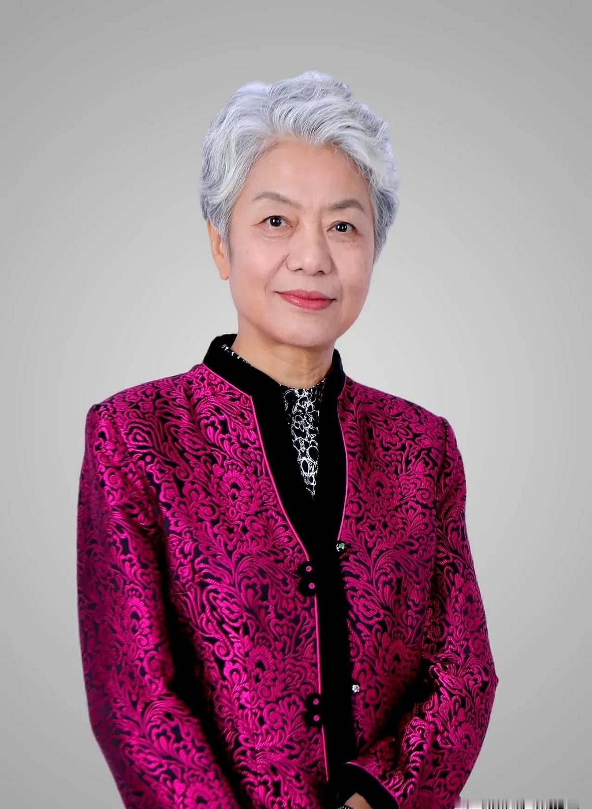 孩子越夸越废，真相扎心李玫瑾说，把“你真聪明”挂嘴边的家长，正在悄悄关掉孩子