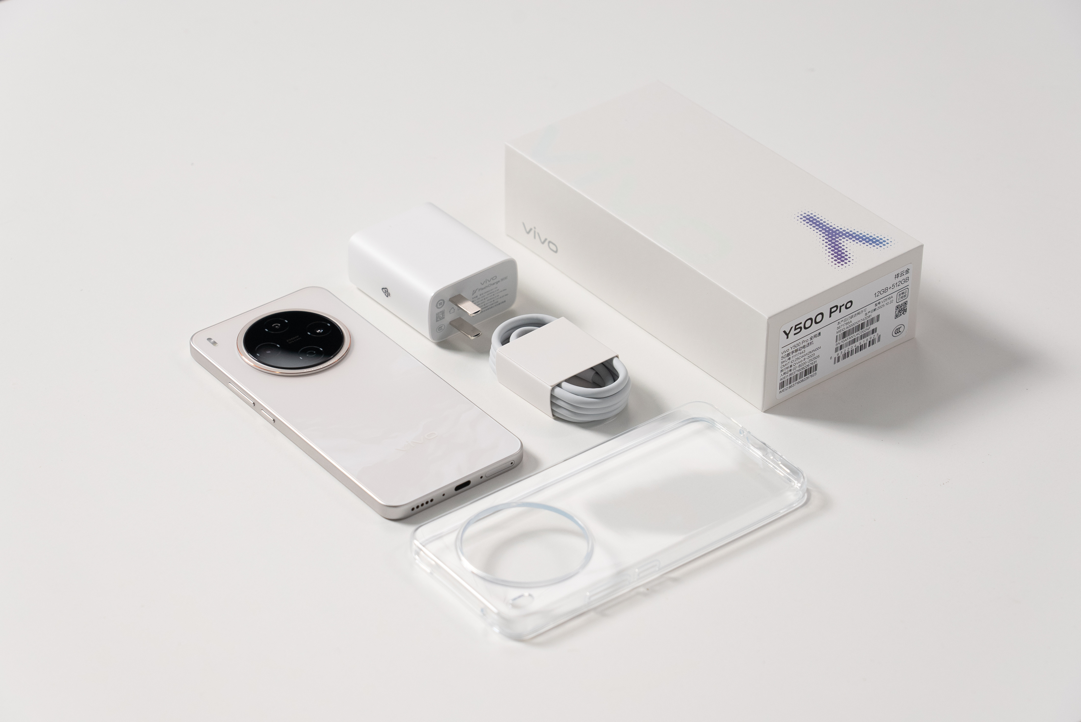 我们拿到了vivoY500Pro的祥云金版本机身背面是缎面AG