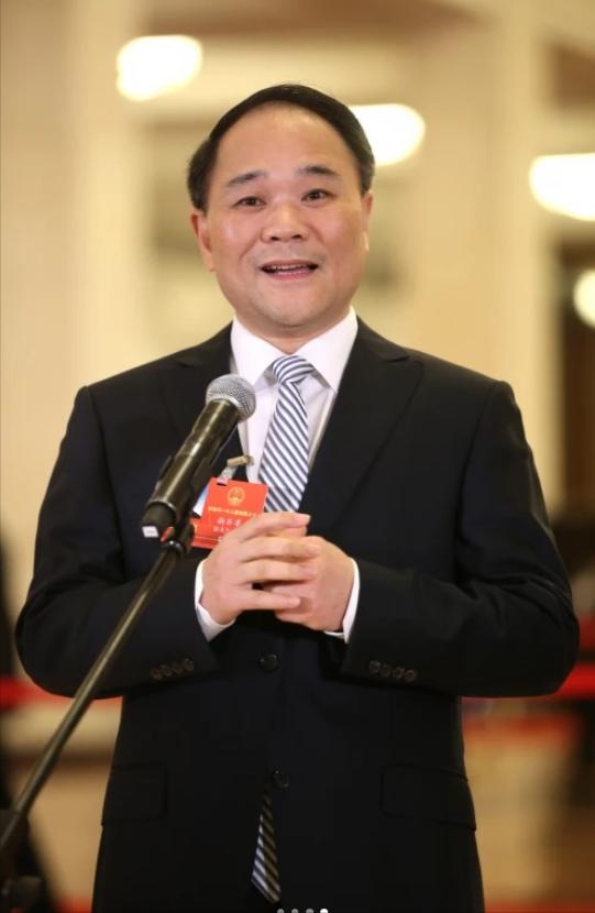 吉利汽车这波换帅，很多人一看“辞任”俩字，就觉得李书福彻底撒手了。其实翻翻公告就