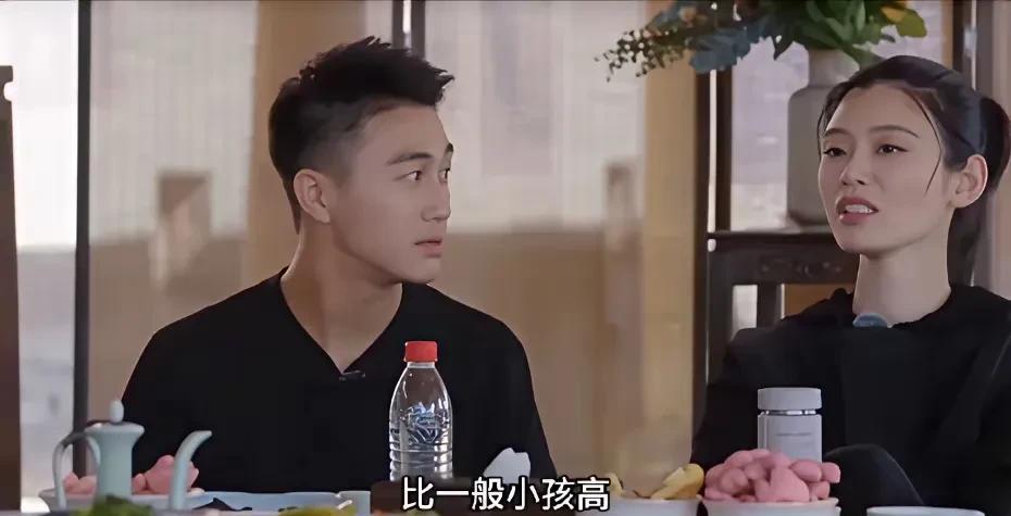 何猷君真是娶媳妇改变了基因，自己个子矮，娶了名模，现在孩子身高随了妈妈，比同龄小