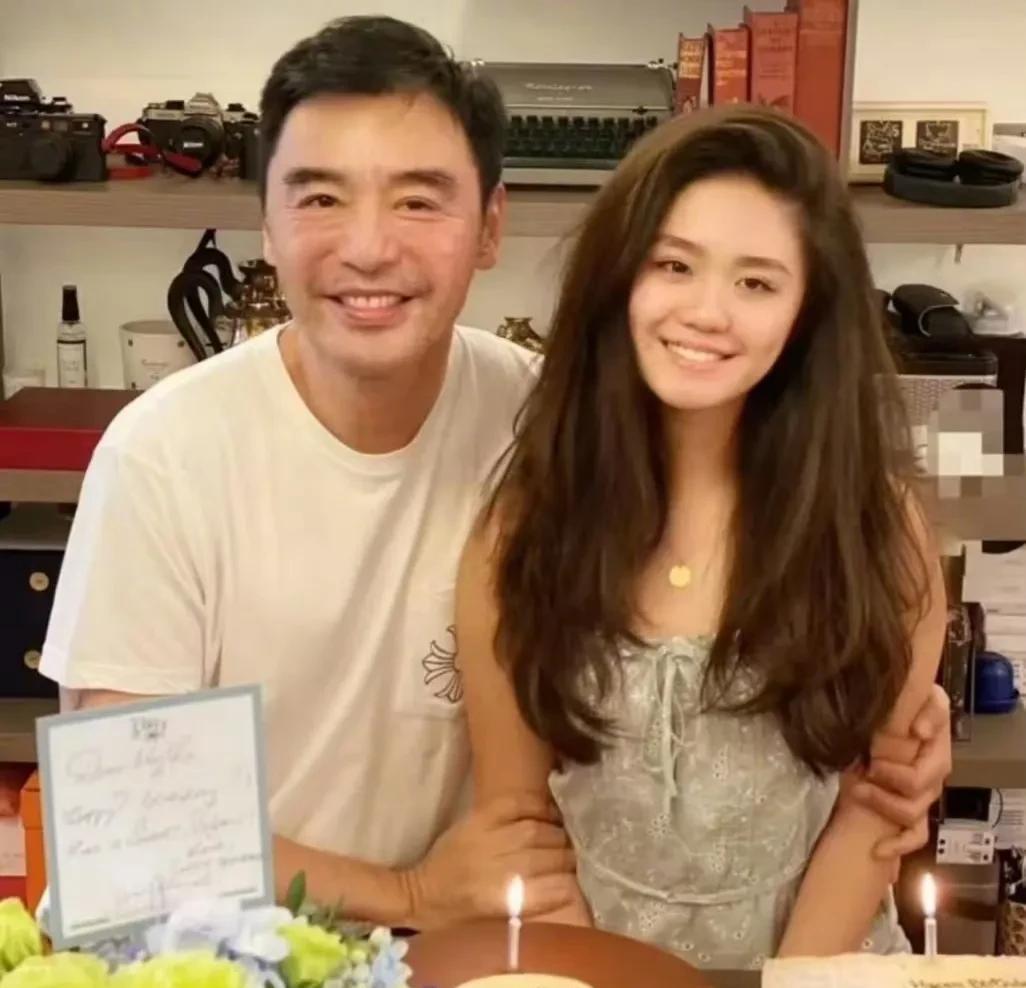 钟镇涛女儿，正式出道了！6月5日，钟镇涛在社交平台发文，透露女儿钟懿将以音乐人