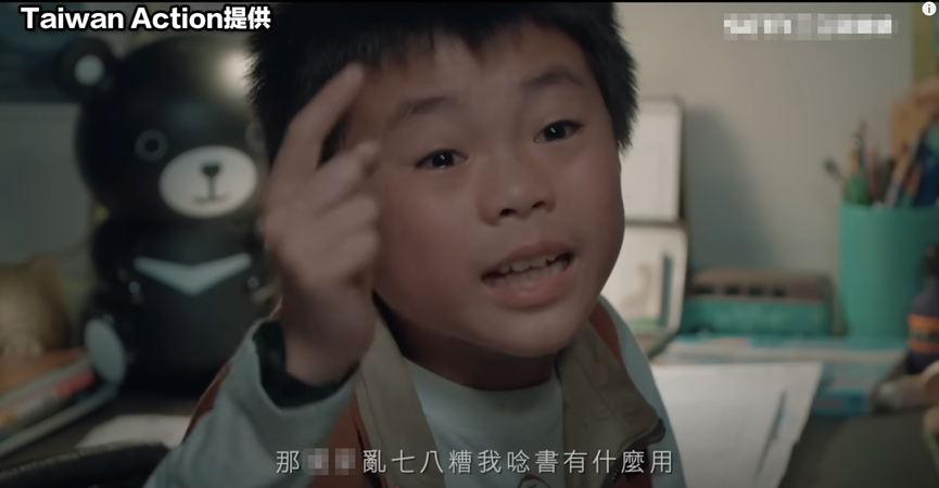 【堪称恐怖片！民进党翻车了】民进党当局日前推出的一条“大罢免”宣传片翻车了。视频