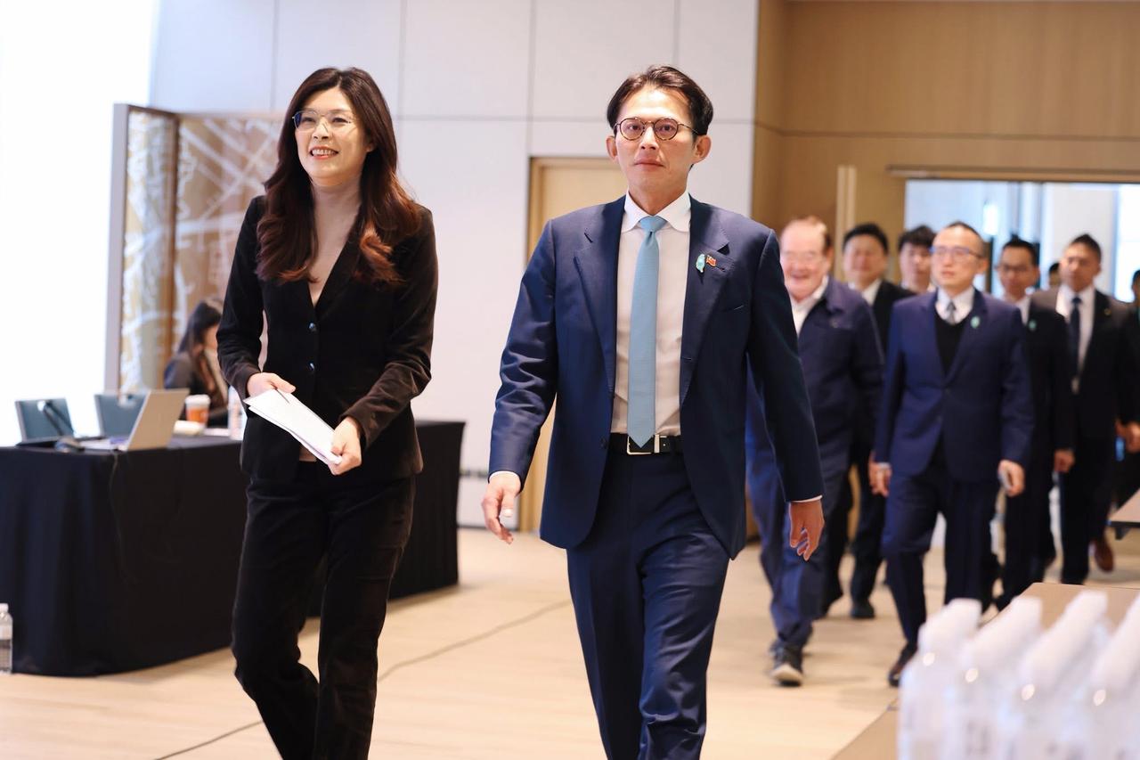 国民党主席郑丽文今（14日）在脸书发文表示，今天是台一个里程碑，国民党和民众党召