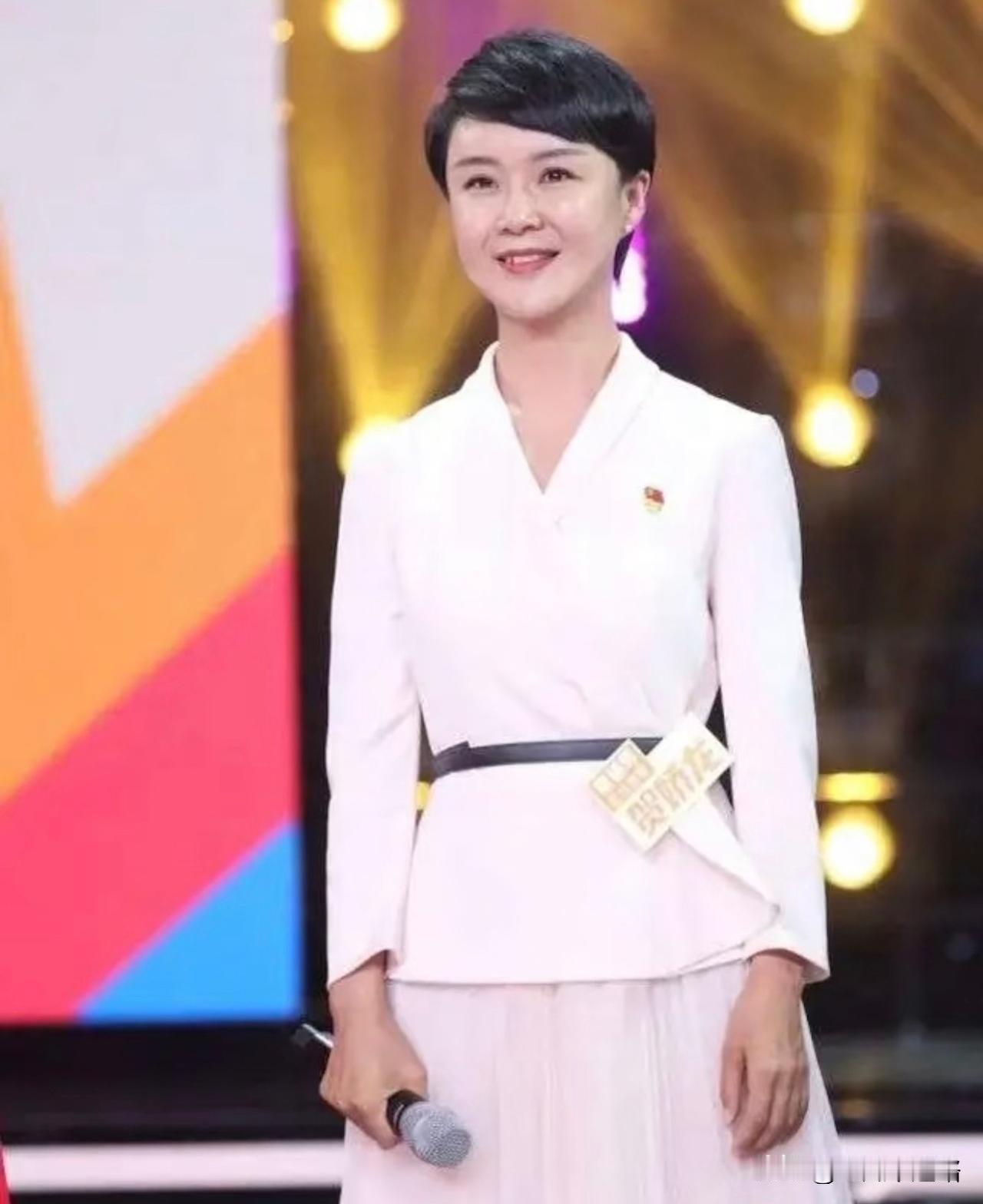 刚看到贺娇龙坠马的消息，查了一下才发现，她这次受伤距离上次肋骨骨折还不到五年。